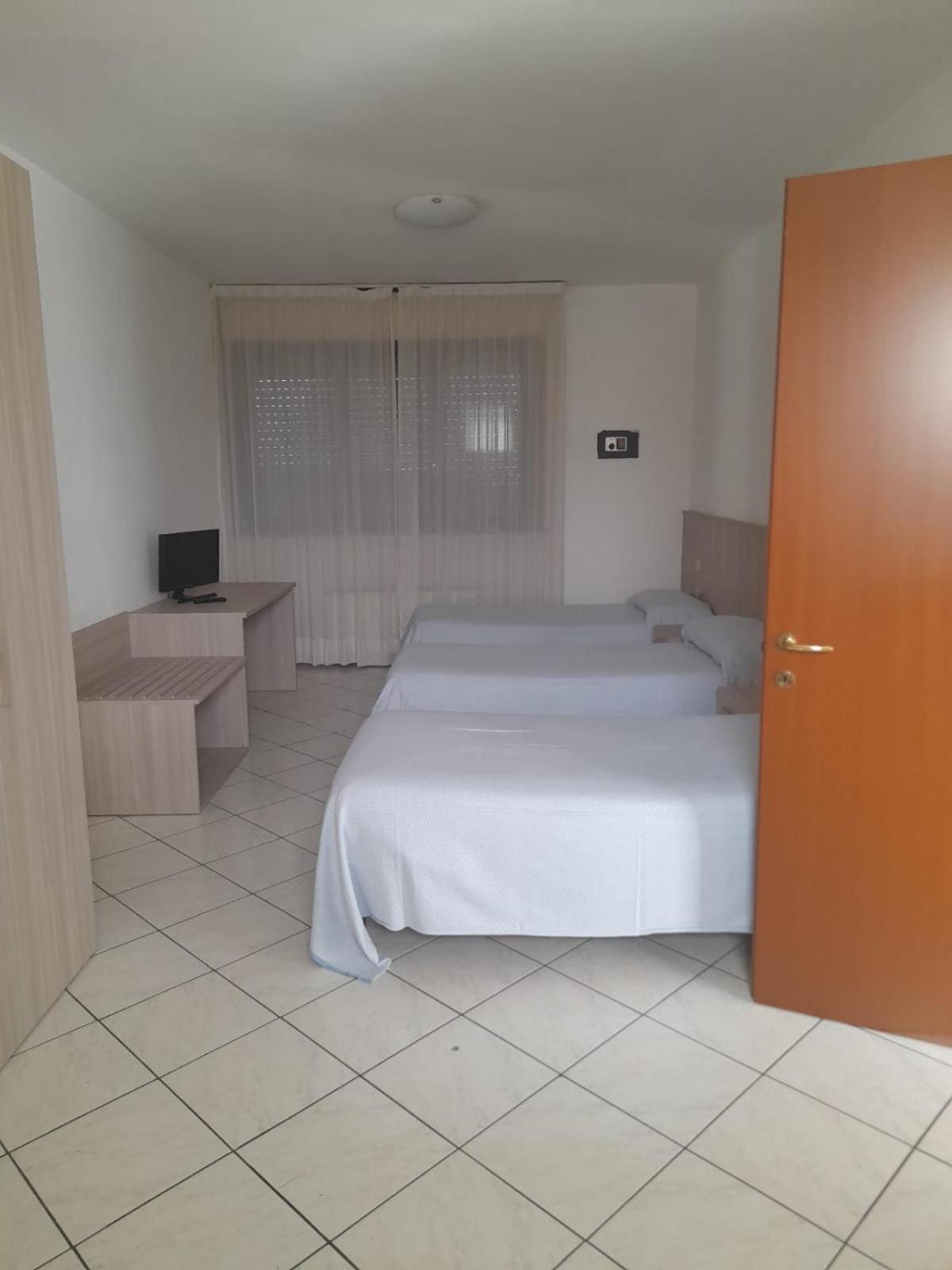 Hotel Residence La Fontana Мариано Коменсе Екстериор снимка