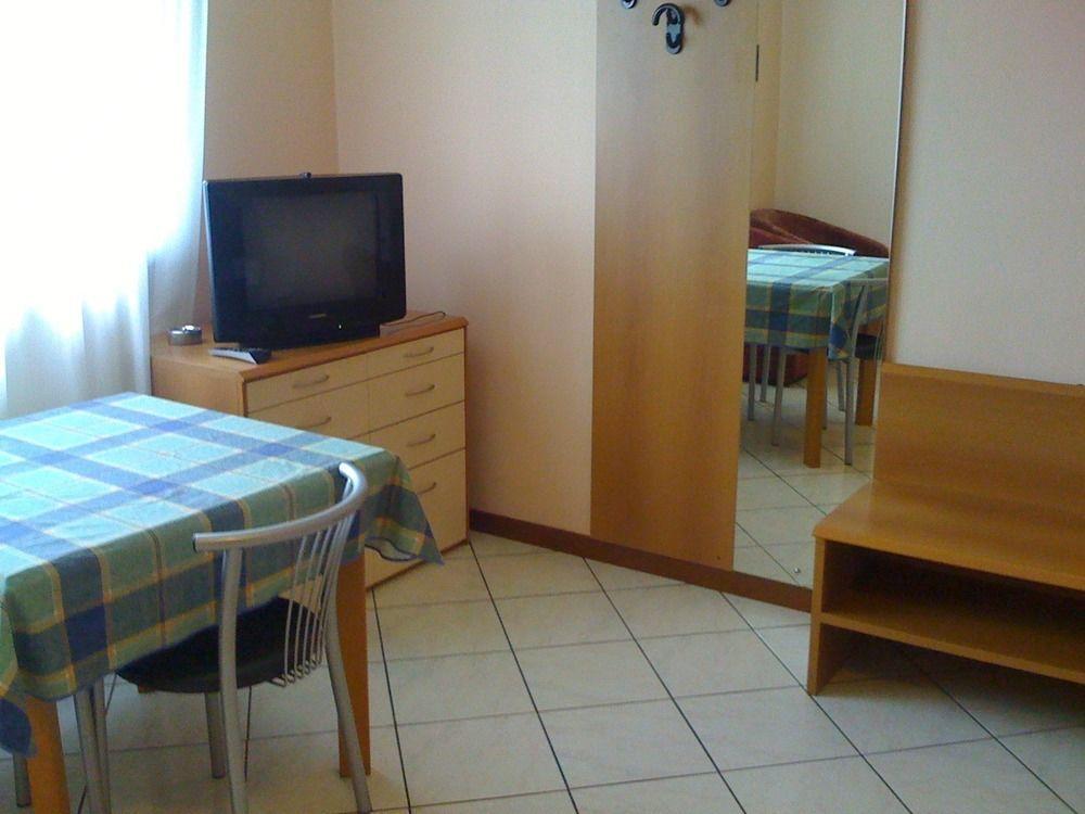 Hotel Residence La Fontana Мариано Коменсе Екстериор снимка