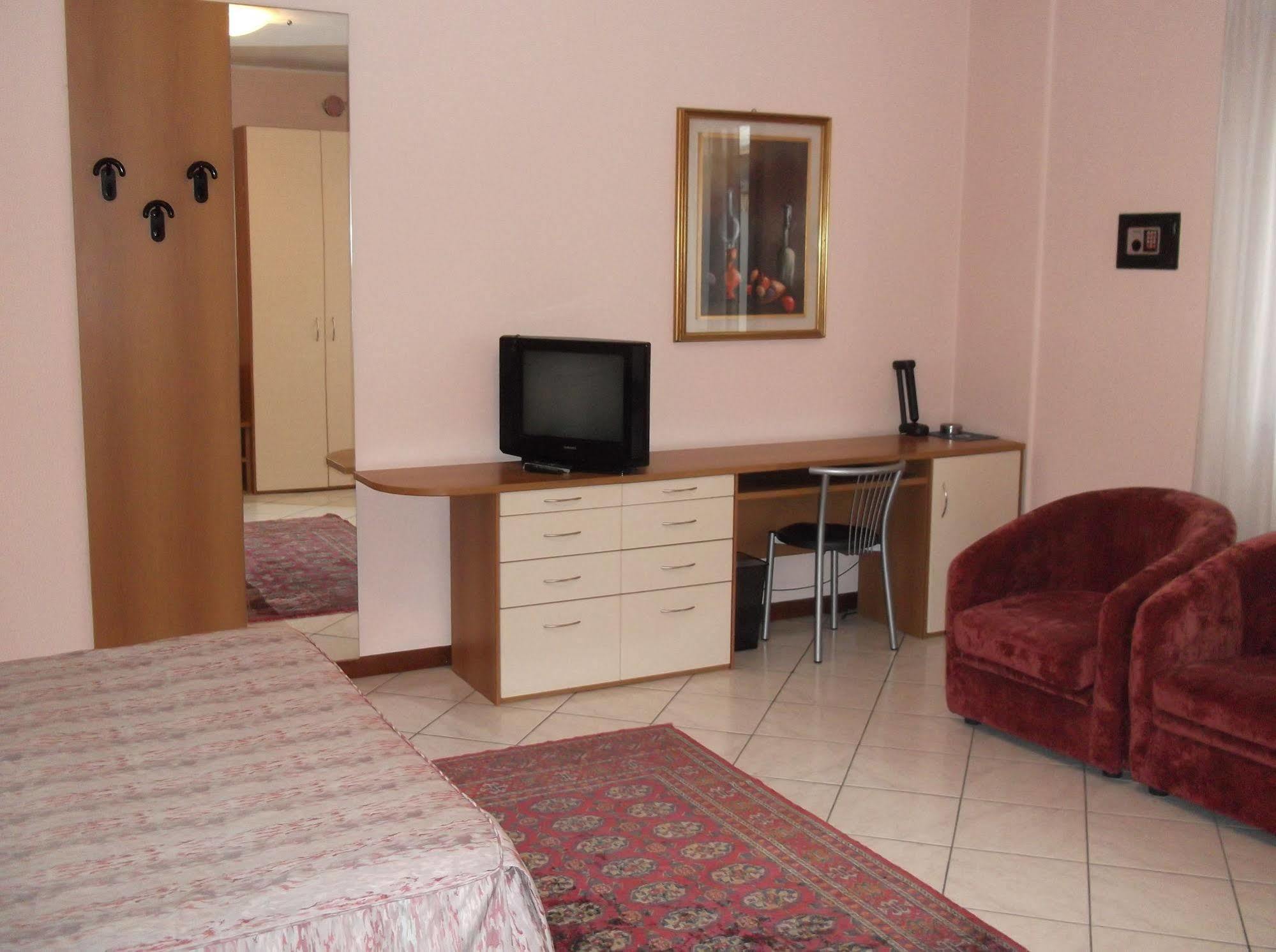Hotel Residence La Fontana Мариано Коменсе Екстериор снимка